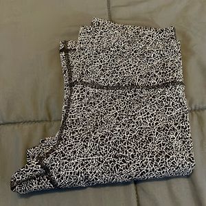 Lululemon Wunder Under Half Tight Black/White Size 8